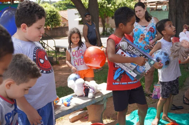 Brinquedos arrecadados durante a Vila Natal são entregues para crianças Venceslauenses
