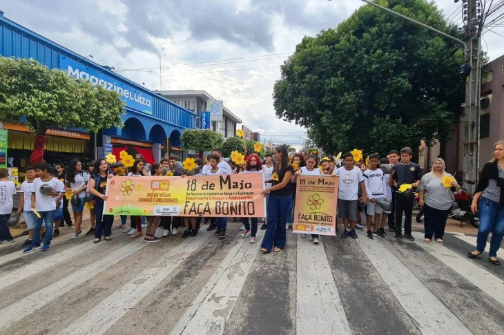 Caminhada do mês de combate ao abuso infantil reúne estudantes de escola estadual no centro de Presidente Venceslau