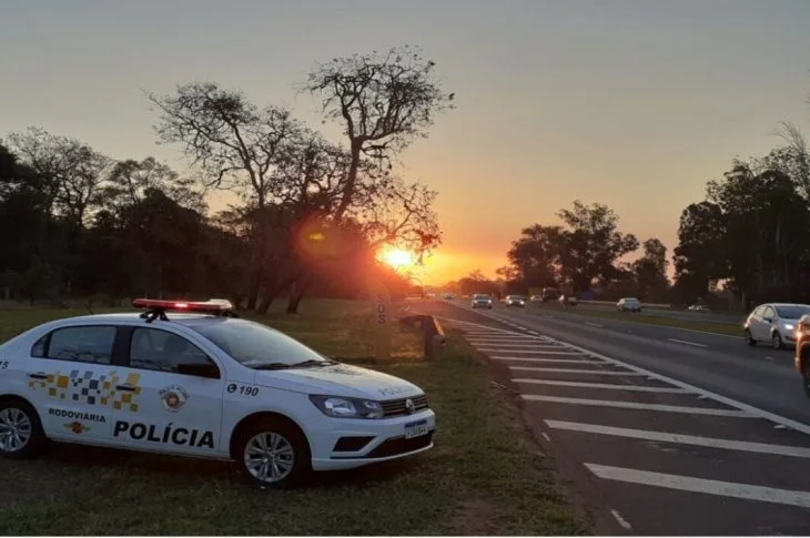 Caminhão bate em veículo parado no acostamento e duas pessoas ficam gravemente feridas na Rodovia Raposo Tavares, em Regente Feijó