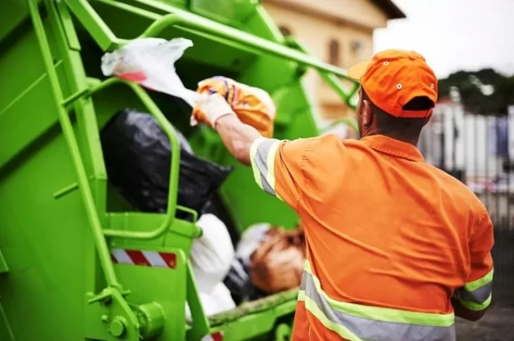 Caminhão da coleta de lixo apresenta problema e serviço sofrerá alterações neste final de semana
