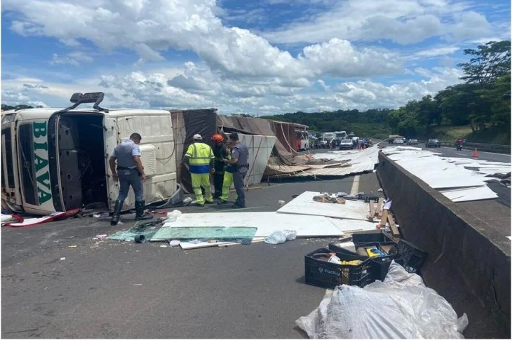 Caminhão tomba e espalha carga na Rodovia Raposo Tavares, em Prudente