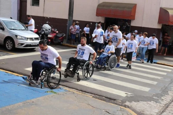 Campanha conscientiza sobre uso de vagas a deficientes e idosos, em Pirapozinho
