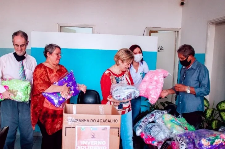 Campanha Inverno Solidário é lançada e incentiva doação de cobertores para pessoas carentes