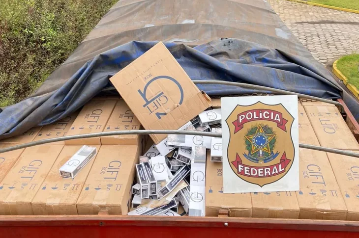 Carga de 400 mil maços de cigarros contrabandeados do Paraguai é apreendida em posto de combustível