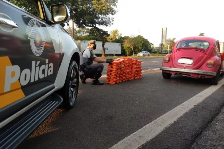 Carga de mais de 100 quilos de maconha é apreendida em carro abordado na Rodovia Raposo Tavares