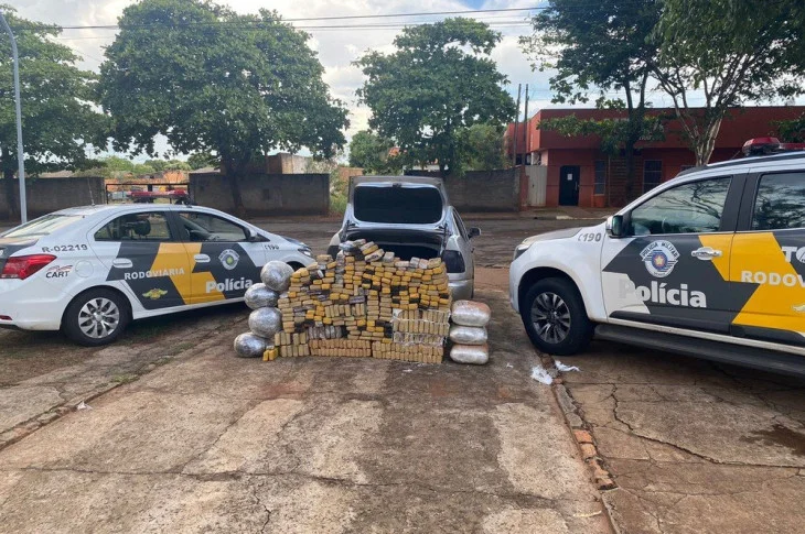 Carga de quase 330 quilos de drogas é apreendida dentro de veículo em Teodoro Sampaio