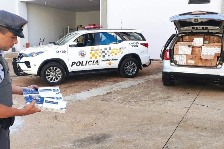 Carro 'entupido' de cigarros é apreendido após fuga de motorista