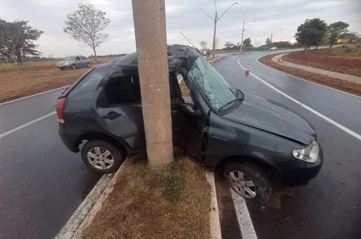 Carro bate contra poste em acesso da Rodovia da Integração