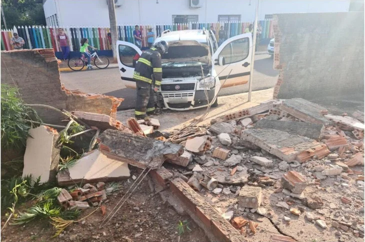 Carro conduzido por duas crianças quebra muro e invade casa, em Rosana (SP)