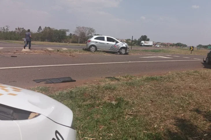 Carro oficial da Prefeitura envolve-se em acidente de trânsito com outros dois veículos na Rodovia da Integração