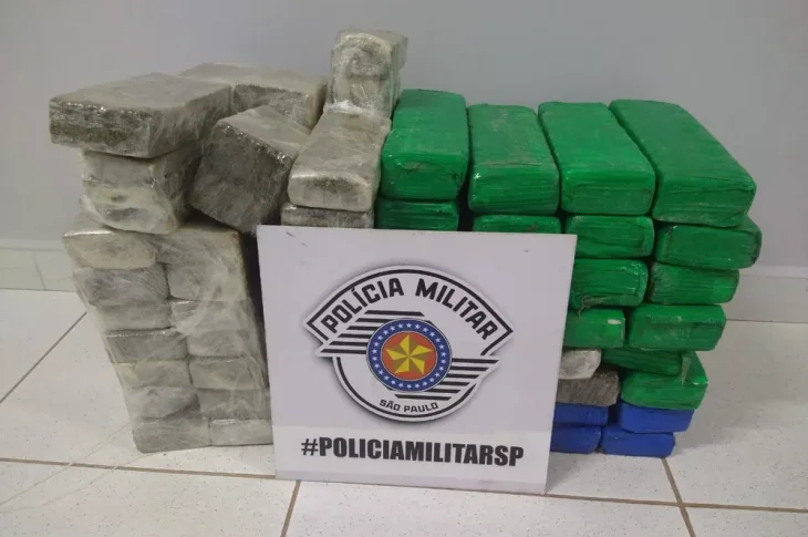 Casal é preso transportando 43 quilos de maconha