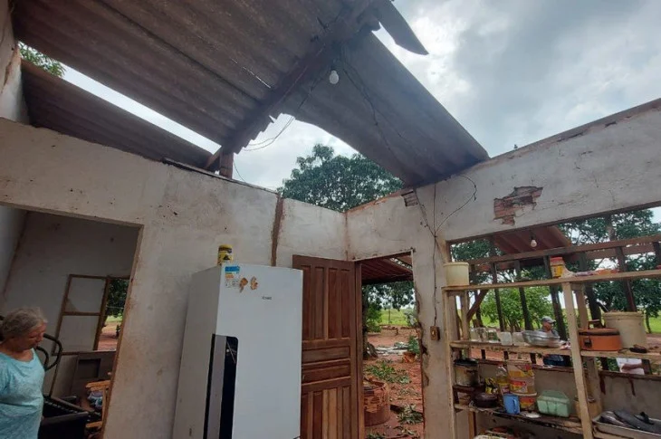Casas em assentamento são destelhadas após chuva de granizo e ventos fortes