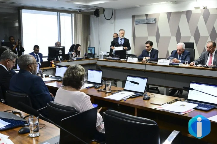 CCJ do Senado aprova PEC que acaba com jornada 6x1