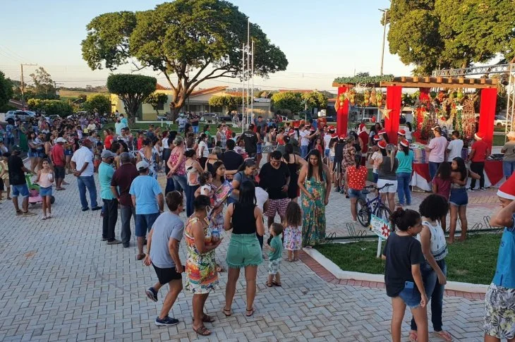 Chegada do Papai Noel em Piquerobi é realizada na praça central