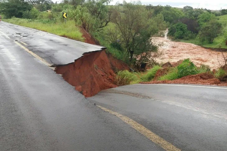 Chuva causa alagamentos e interdições em rodovias na região