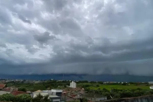 Chuva forte e ventos de até 80 km/h colocam região em alerta neste fim de semana