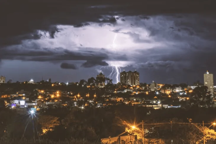Cidades do oeste paulista registraram na sexta-feira mais de 15 mil descargas elétricas no intervalo de 8 horas!