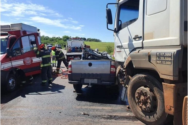 Colisão entre picape e caminhão mata uma pessoa na Rodovia Júlio Budiski, em Presidente Prudente (SP)