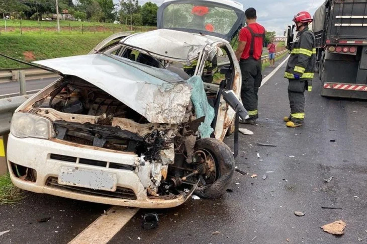 Colisão entre veículo e caminhão deixa duas pessoas feridas na Rodovia Raposo Tavares
