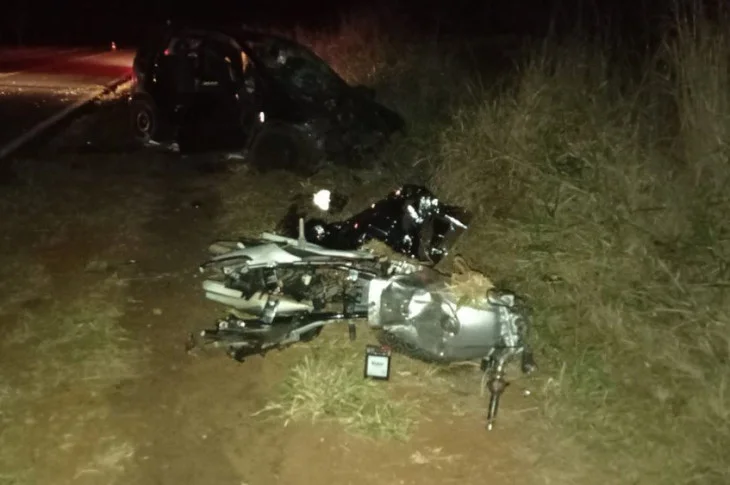 Colisão frontal entre carro e motocicleta mata homem de 30 anos