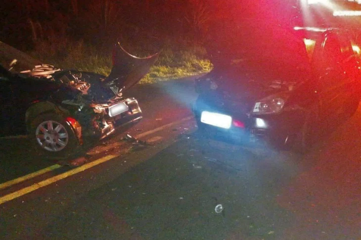 Colisão frontal entre carros deixa dois homens feridos; um dos condutores estava embriagado