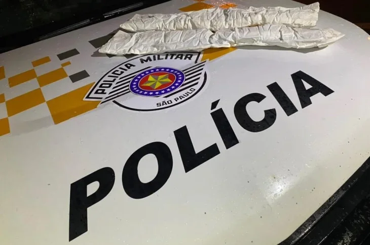 Com 'cintas' de crack presas na cintura, passageira de ônibus fica nervosa em abordagem policial e acaba presa em Venceslau