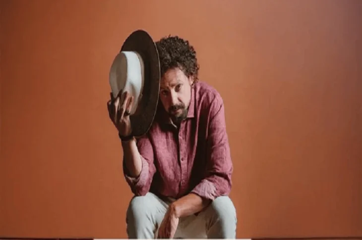 Com canções autorais e clássicos da música brasileira de diversos sotaques, cantor 