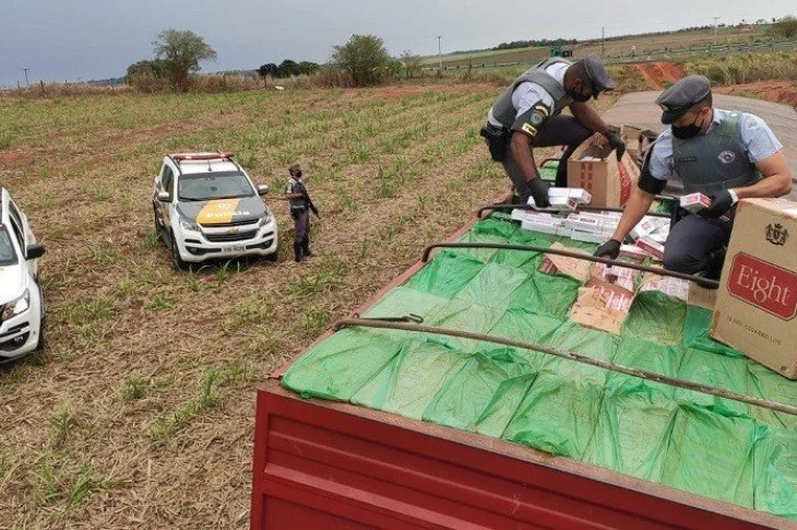 Com carga de 400 mil maços de cigarros contrabandeados do Paraguai, caminhoneiro tenta escapar de abordagem policial, mas acaba preso