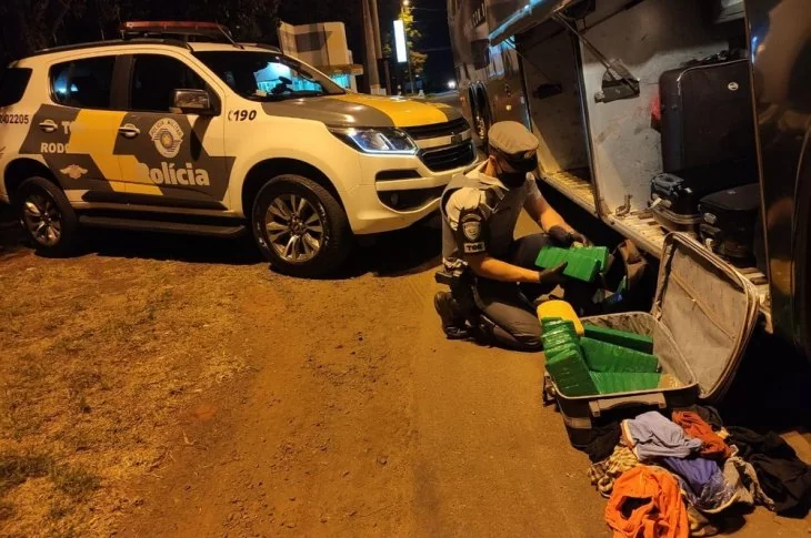 Com mais de 20 kg de maconha em bagagens, mulher é presa durante abordagem policial a ônibus em Epitácio