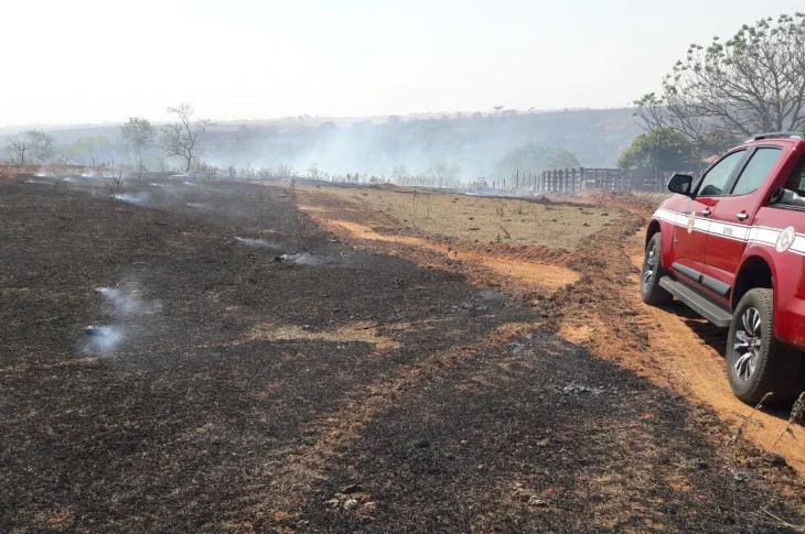 Com quase 100 pessoas, escola é evacuada às pressas após incêndio atingir área de pastagem vizinha em Caiuá