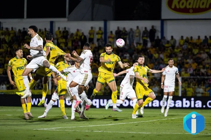 Com um a mais, Mirassol vence e complica Internacional no Brasileirão