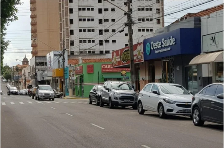Comércio em Presidente Venceslau iniciou horário especial de funcionamento para o final do ano