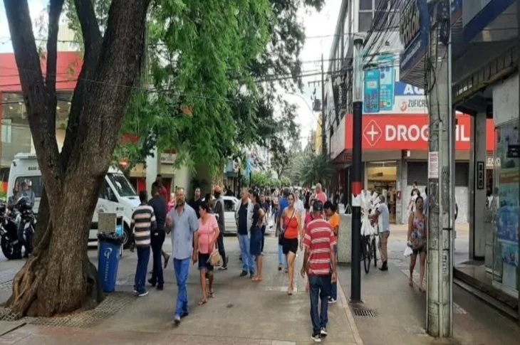 Compras às vésperas do Natal movimentam Calçadão em Prudente