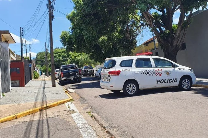 Corpo de idosa é encontrado dentro de porta-malas de carro