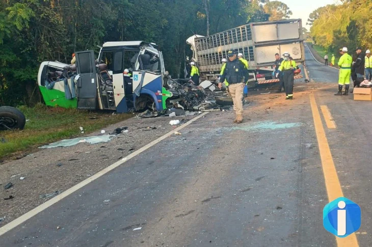 Corpos das vítimas de acidente no Paraná são retirados da pista
