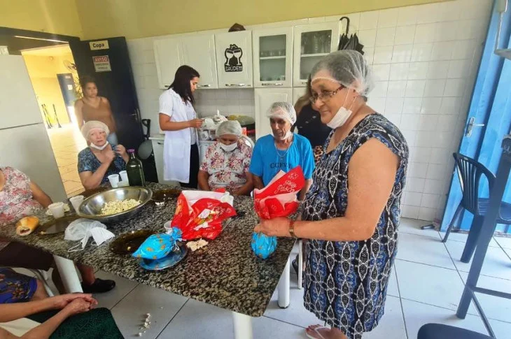 Cras oferece curso rápido de fabricação de ovos de páscoa e bombons para idosos do Abrigo Esperança