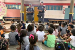 Crianças de creche em PV recebem palestra do Proerd sobre profissões
