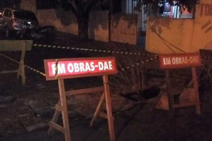 DAE aguarda estiagem para reparar buraco na rua Bandeira