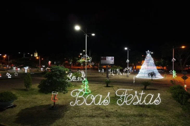 Decoração natalina é montada para realização da Vila Natal no centro de Presidente Venceslau