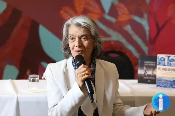 Democracia está nas mãos do povo, não em palácios, diz Cármen Lúcia