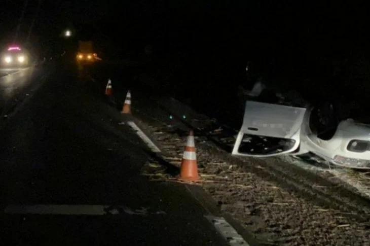 Depois de batida com caminhão, carro capota e ocupantes ficam gravemente feridos