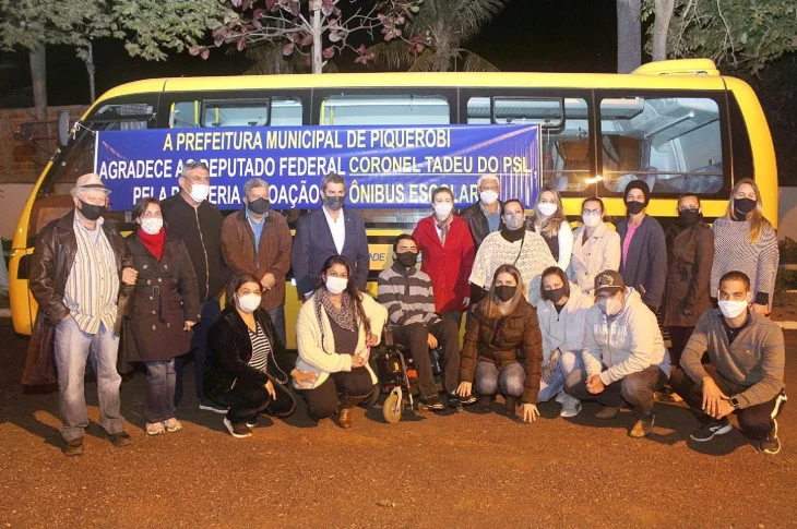 Deputado federal participa de entrega de micro-ônibus em Piquerobi