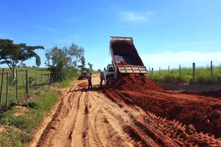 DER realiza manutenção em estrada rural usada como desvio durante interdição da ponte da Aymoré