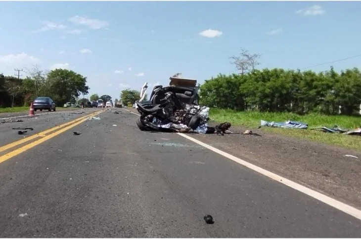 Dois rapazes morrem em grave acidente, na Rodovia Júlio Budiski envolvendo carro e caminhão em Álvares Machado