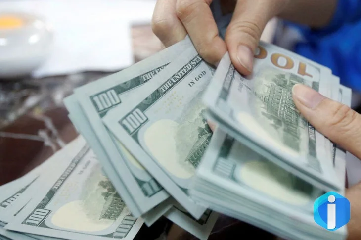 Dólar fecha no maior valor em duas semanas com queda no petróleo