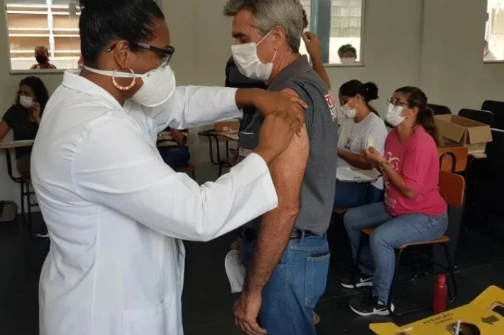 Doses de vacina contra a covid-19 voltam a ser aplicadas no Centro de Saúde de Presidente Venceslau
