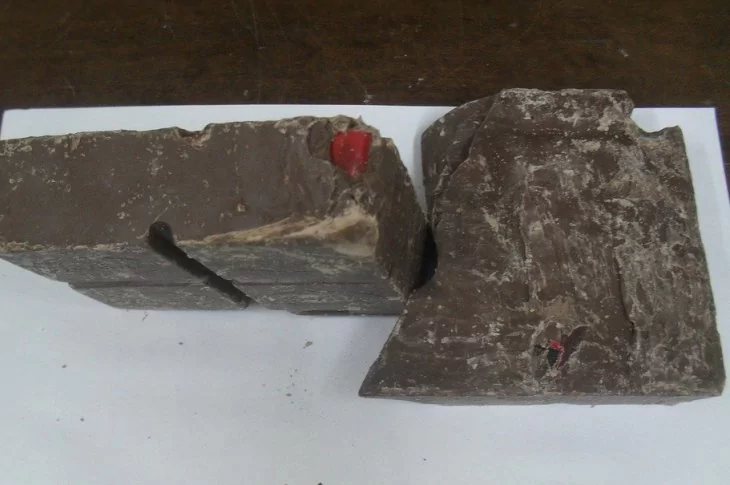 Drogas escondidas em barras de chocolate e pacotes de suco são localizadas durante vistorias em penitenciárias