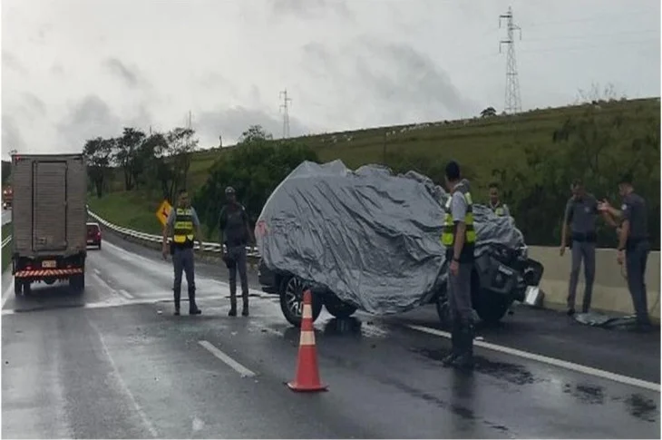 Duas viaturas do Baep capotam na Rodovia Raposo Tavares, em Piquerobi