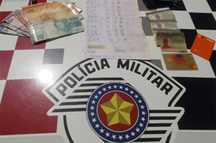 Dupla é presa após tentar descontar cheque falso de quase R$ 3 mil em agência bancária