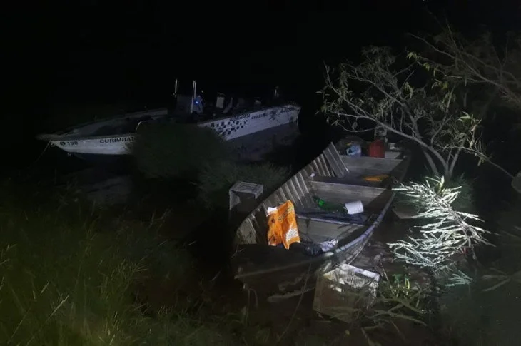 Dupla foge ao ser flagrada limpando pescados às margens de lago de usina hidrelétrica em Presidente Epitácio